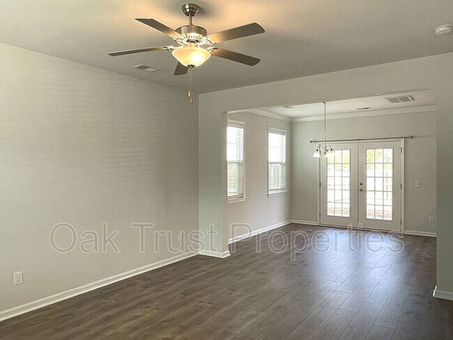 Foto del edificio - 265 McClellan Way