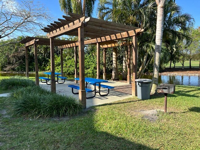 Building Photo - 643 Vista Isles Dr