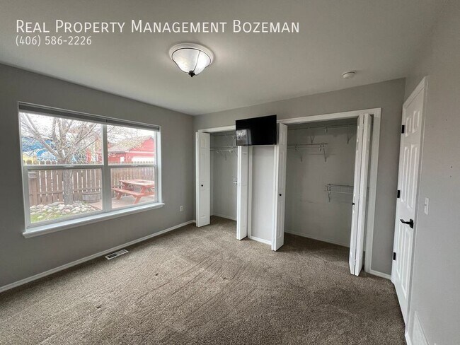 Foto del edificio - 452 Woodman Dr