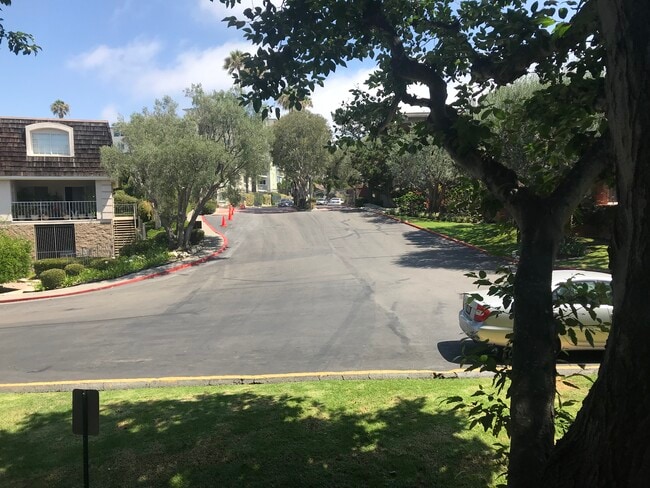 Building Photo - 6542 Ocean Crest Dr