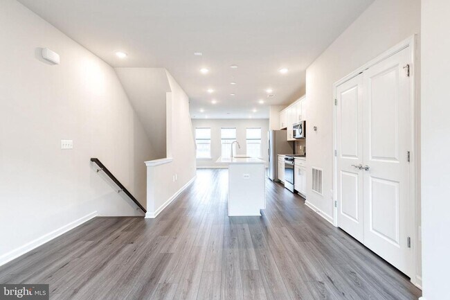 Building Photo - Modern 3bd 3.5bth Townhome with garage in the highly desirable Watershed Community.