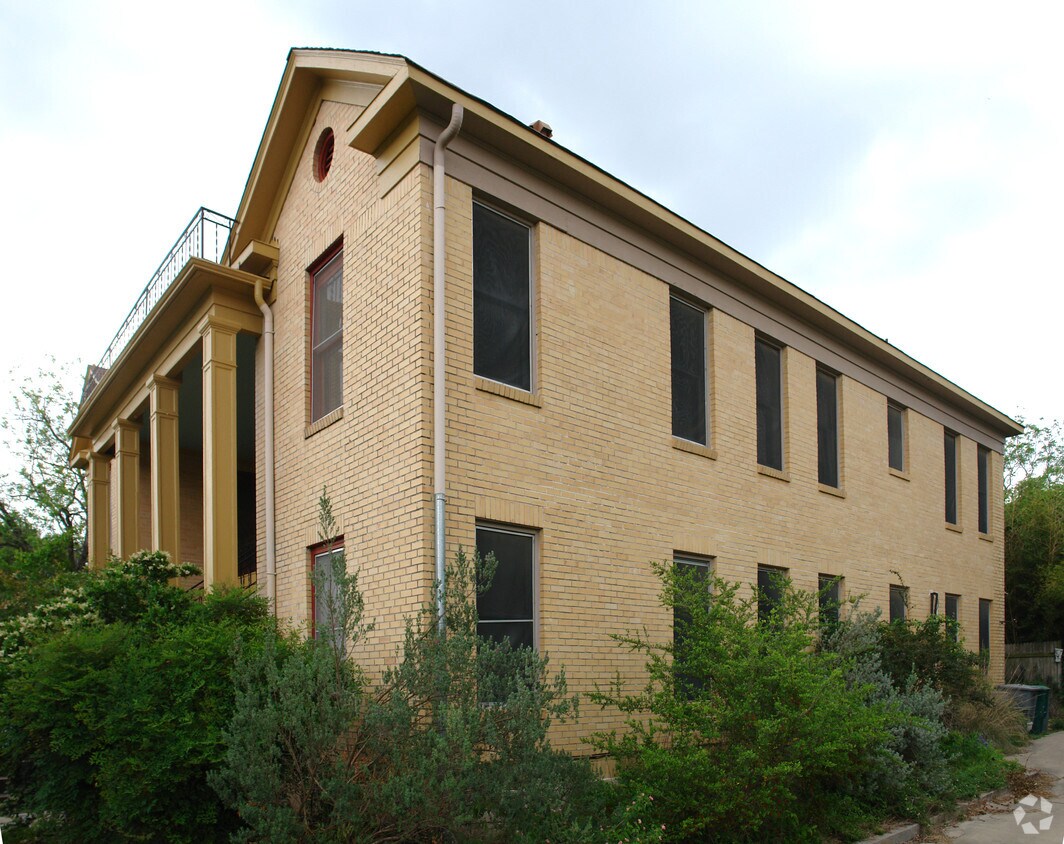 Building Photo - Fourplex