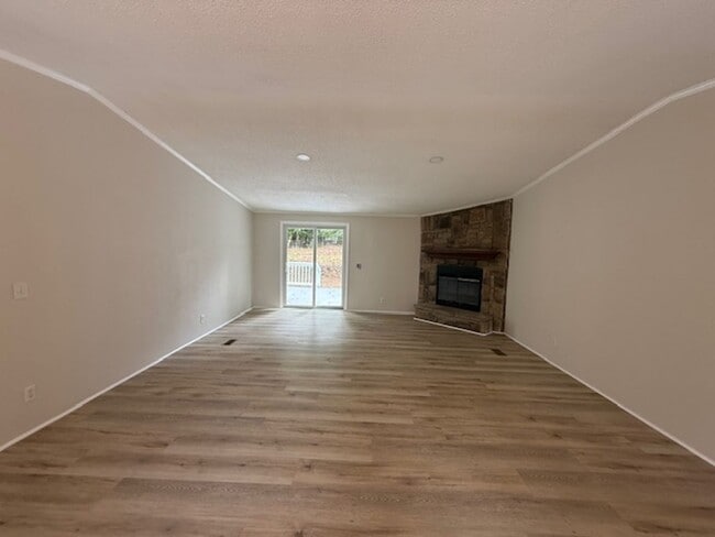Building Photo - 901 Green Meadow Dr