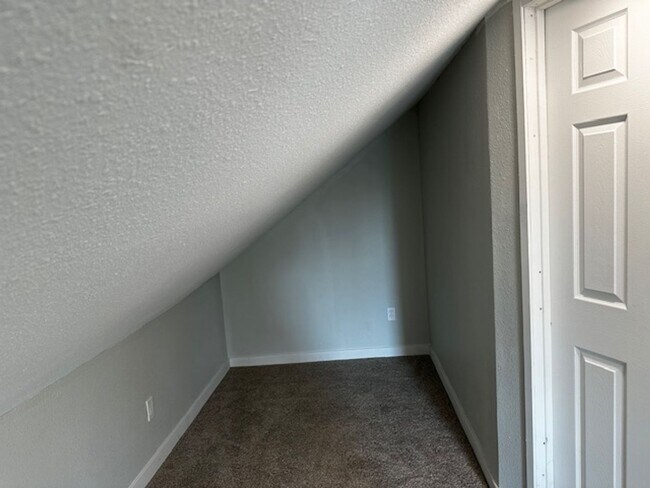 Building Photo - Charming Two Bedroom Pet Friendly Home in ...