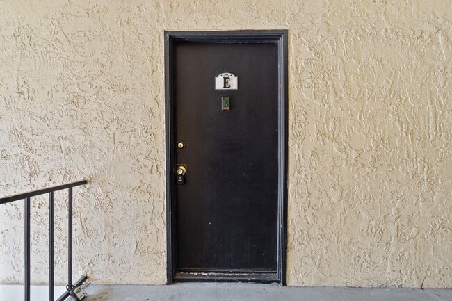 Building Photo - Charming 3-Bedroom, 2-Bathroom Condo in De...