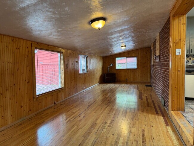 Foto del edificio - ~Availalbe Now~ Beautiful Four Bedroom House in Denver!