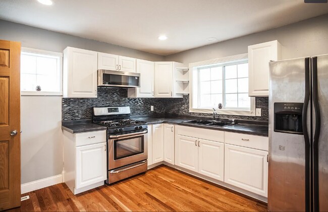 Building Photo - 4 Bed/2 Bath Duplex for Rent in NE Minneap...