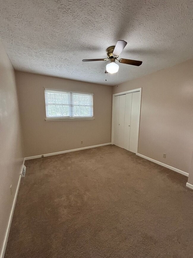 Building Photo - Charming 3 bedroom/2 Bath Home with Fenced...