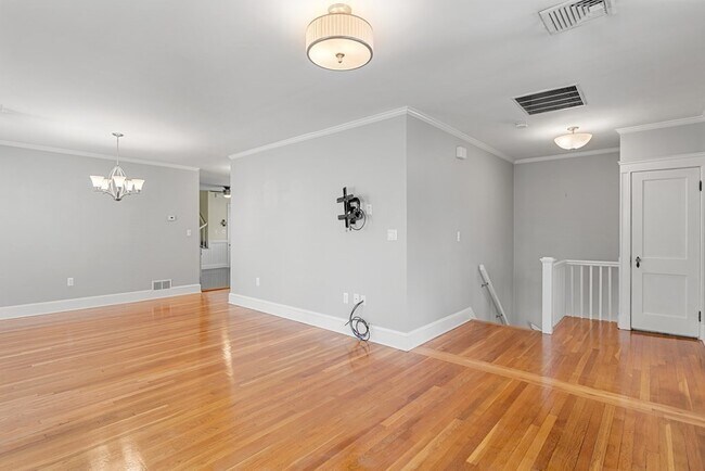 Building Photo - 31 Myrtlebank Ave