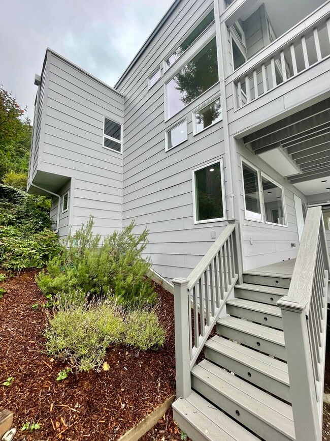 Building Photo - Breathtaking views of Chuckanut Bay!!