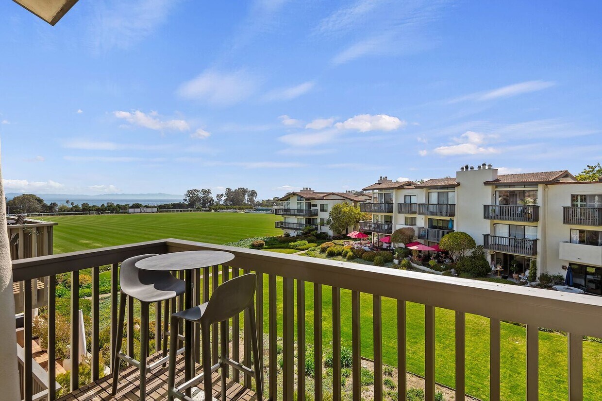 Modern/Contemporary Condo Above the Santa Condo for Rent in