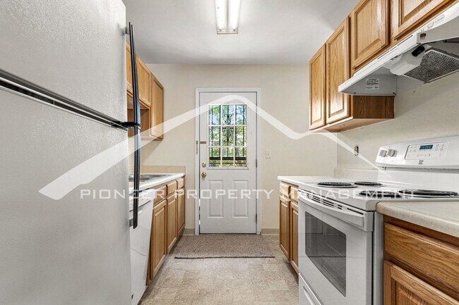 Foto del edificio - Lovely Home With Spacious Fenced Back Yard...