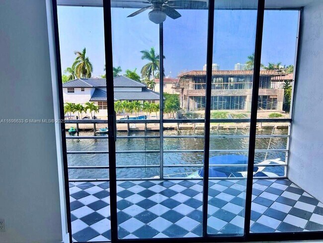 Foto del edificio - 2935 NE 163rd St