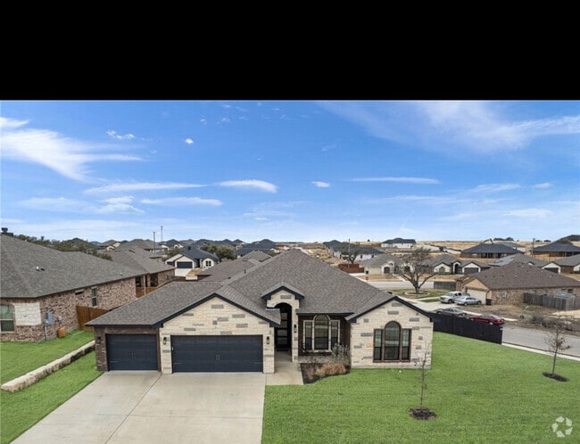 Building Photo - 8401 Preserve Trl