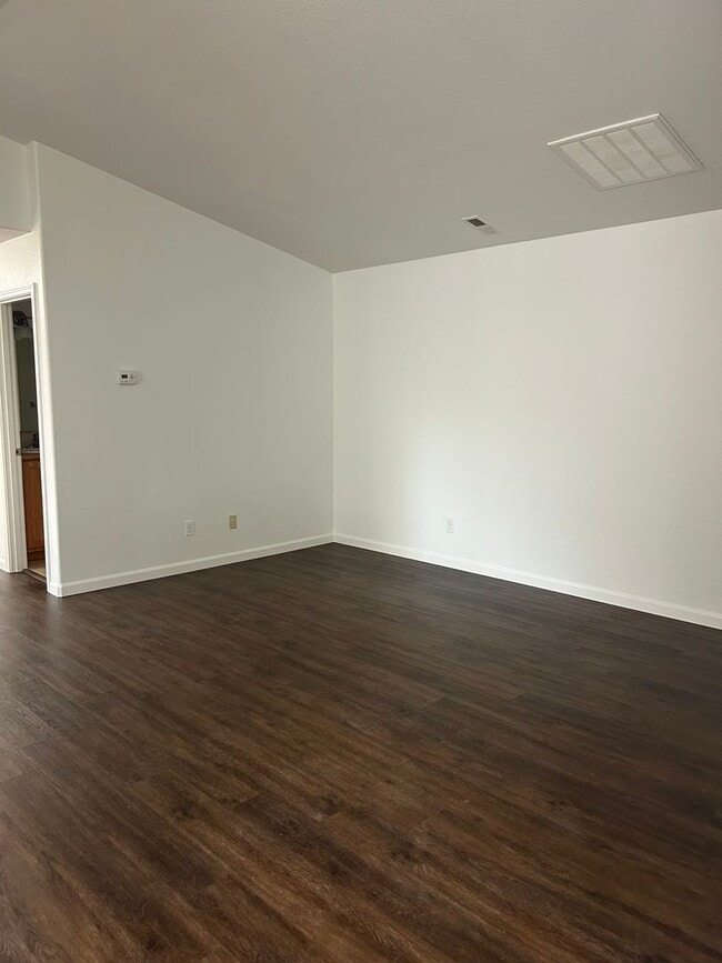 Building Photo - (870) College Street Duplex - 3 Bedroom / ...