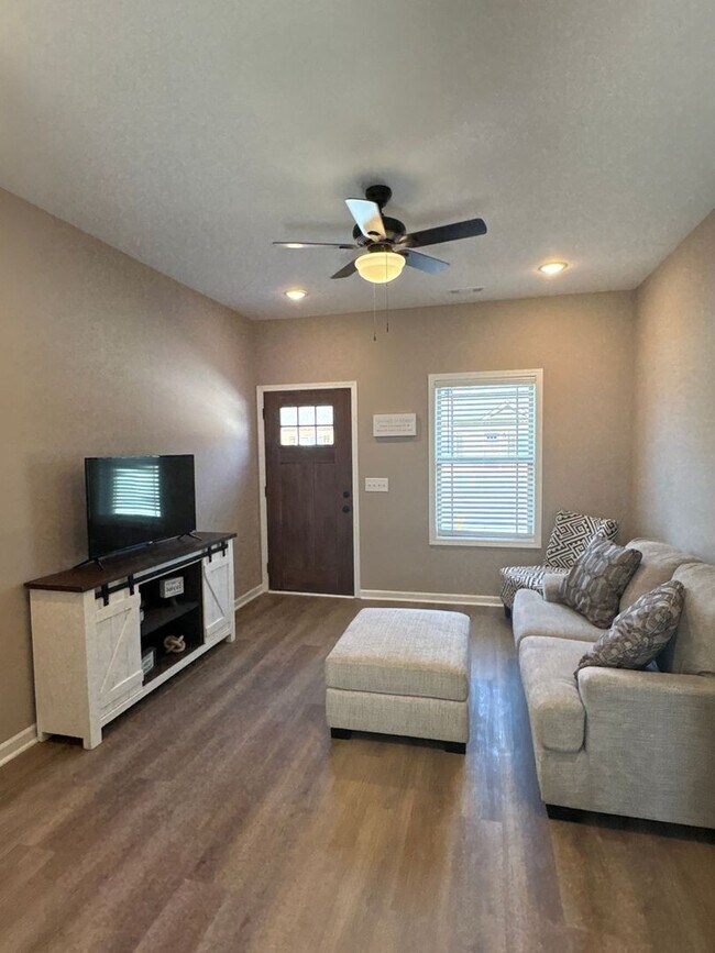 Foto del edificio - 404 Cedar Ln