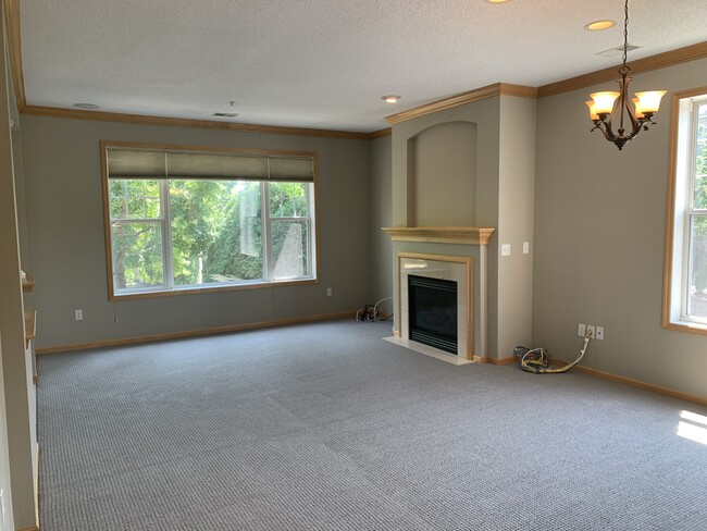 Main level, spacious living room. - 1530 Zarthan Avenue South