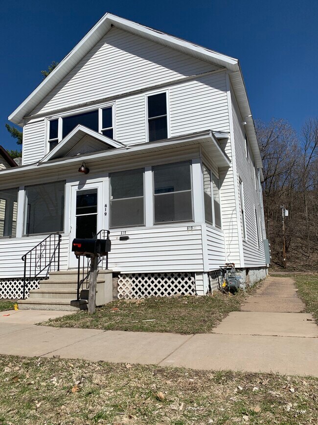 Front porch, access to shared entryway - 619 N Barstow St