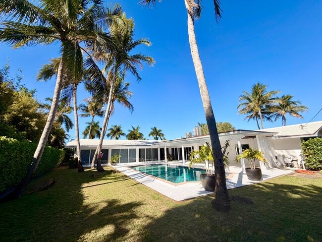 Building Photo - 2015 Notre Dame Dr