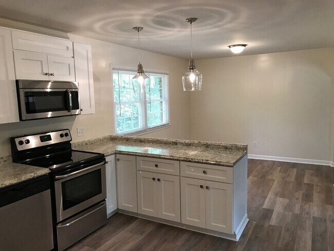 Foto del edificio - Available Now! Spacious 5 bedroom home clo...