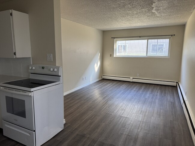 Building Photo - 12940-12118 118 Ave NW