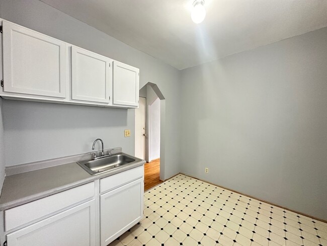 Building Photo - 1212 W Thorndale Ave