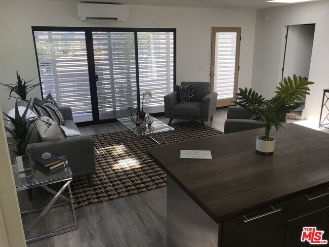 Foto del edificio - 516 N San Vicente Blvd