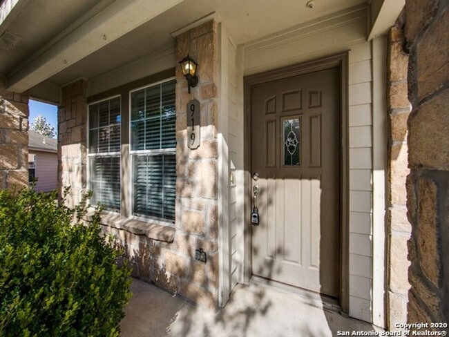 Building Photo - Great 5 bedroom home on Cul-de-sac with al...