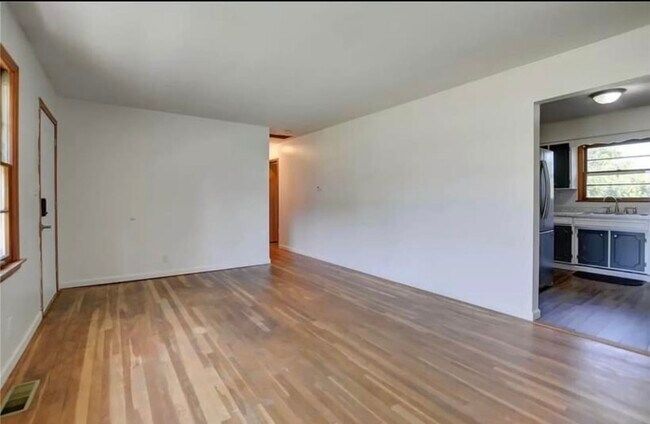 Building Photo - Lincoln Ave