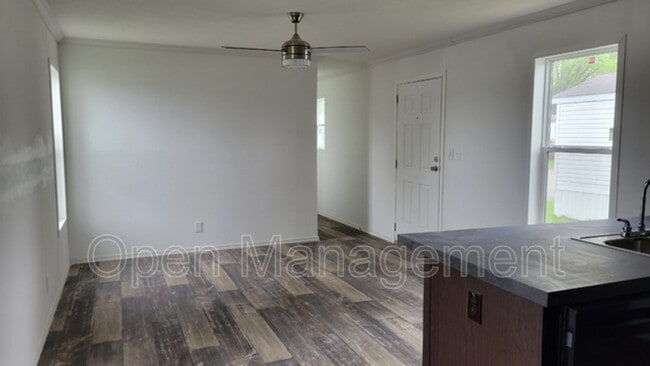 Building Photo - 900 N Curry Pike