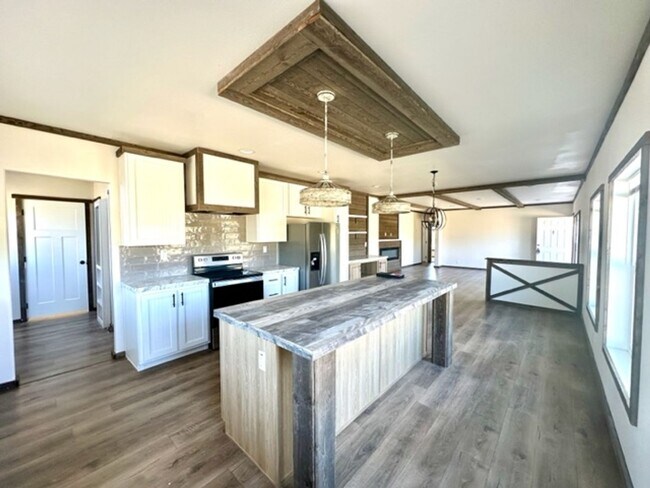 Foto del edificio - Stunning interior of this single level hom...