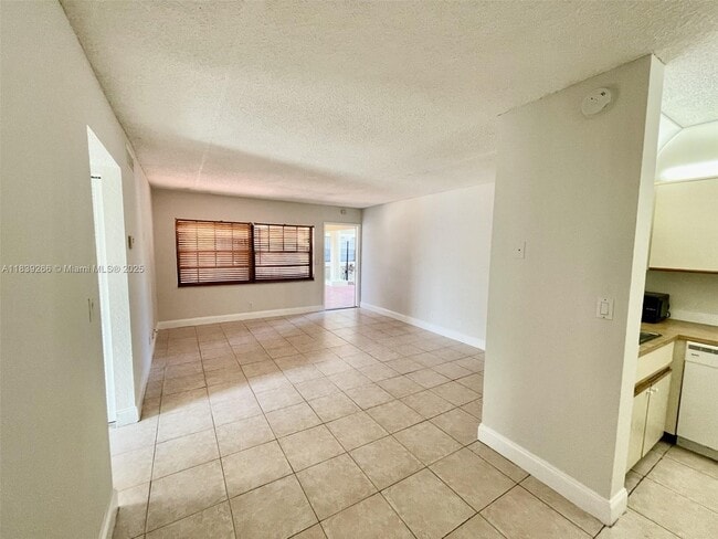 Building Photo - 2624 Riverside Dr