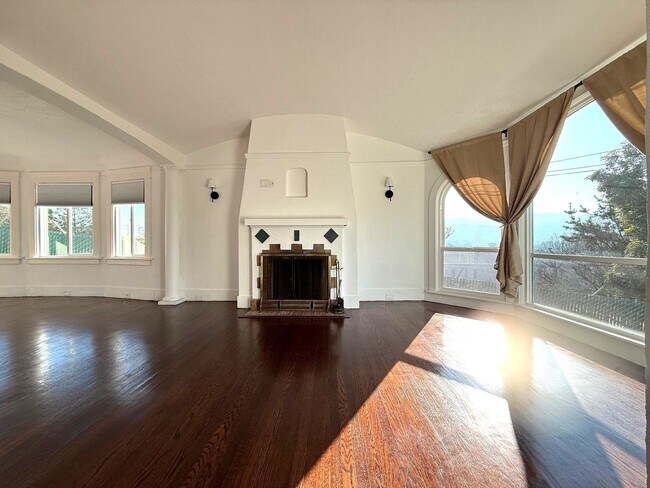 Foto del edificio - Spacious Home on a Quiet Cul-de-sac Near Little Hollywood