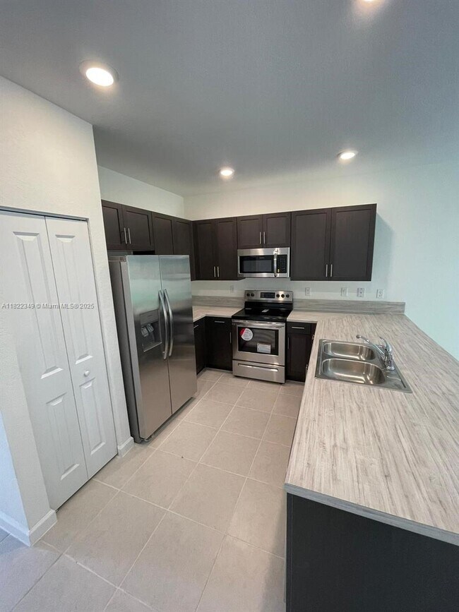 Foto del edificio - 2660 SE 19th St