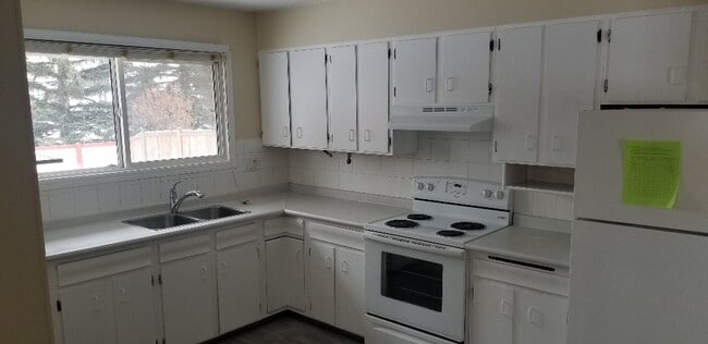 Building Photo - 3 Bed 1.5 Bath Unit in Edmonton, AB