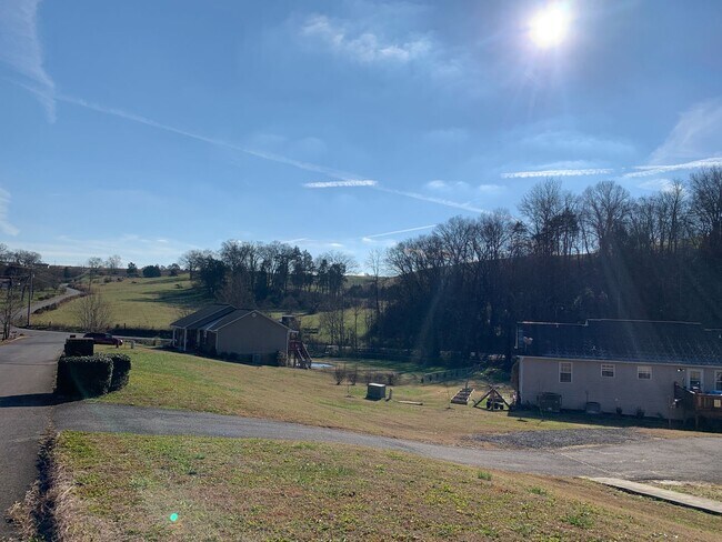 Building Photo - 3 Bedroom 2 Bath Home w/Garage in Boyds Creek