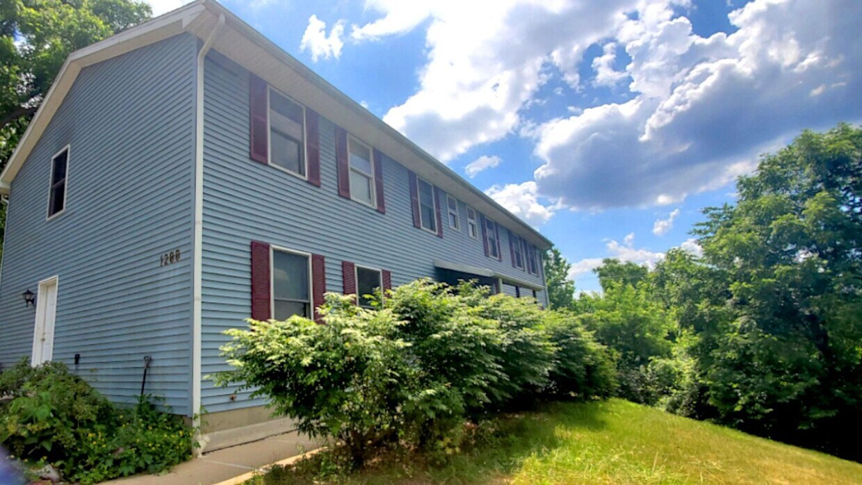 Primary Photo - 1288 Broadway St
