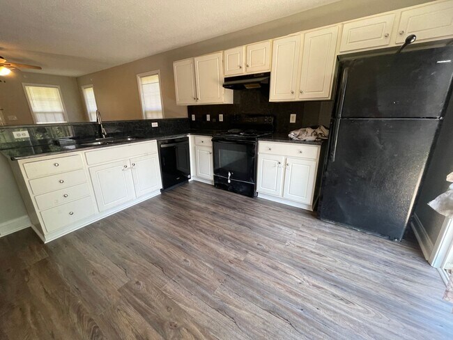 Foto del edificio - Updated 4 Bedroom with Lake-View