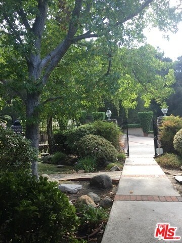 Building Photo - 521 Live Oak Cir Dr