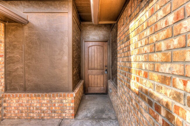 Building Photo - Available Mid-April in Moore!