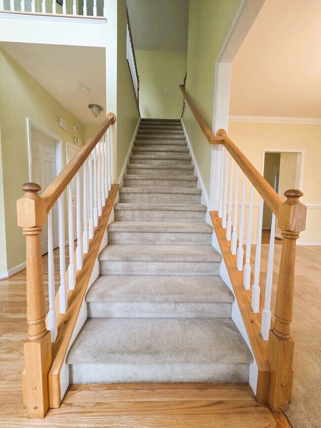 Foto del edificio - Stately brick front contemporary on huge c...