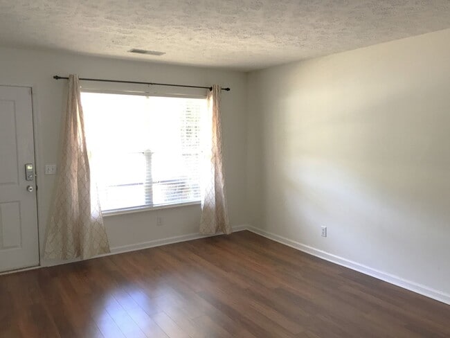 Building Photo - 2 Bedroom Townhome Near Lenox Village!