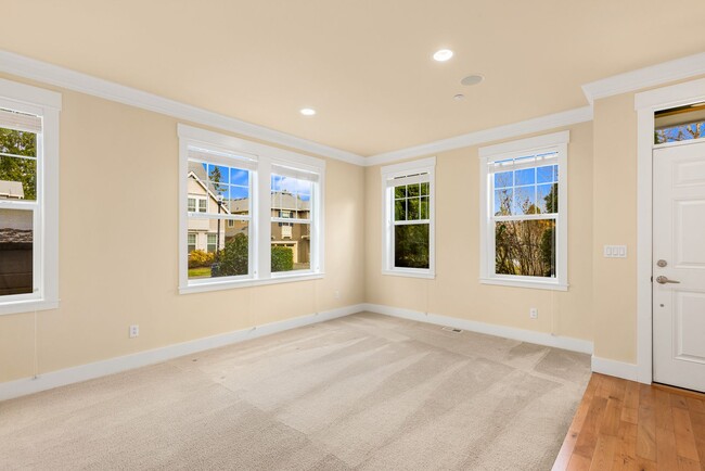 Foto del edificio - Redmond Grass Lawn Park 4 Bedroom 2.5 Bath...