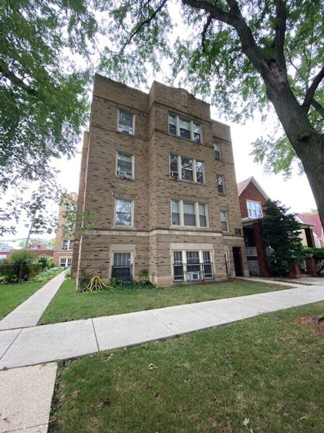 Foto del edificio - 5544 W Leland Ave