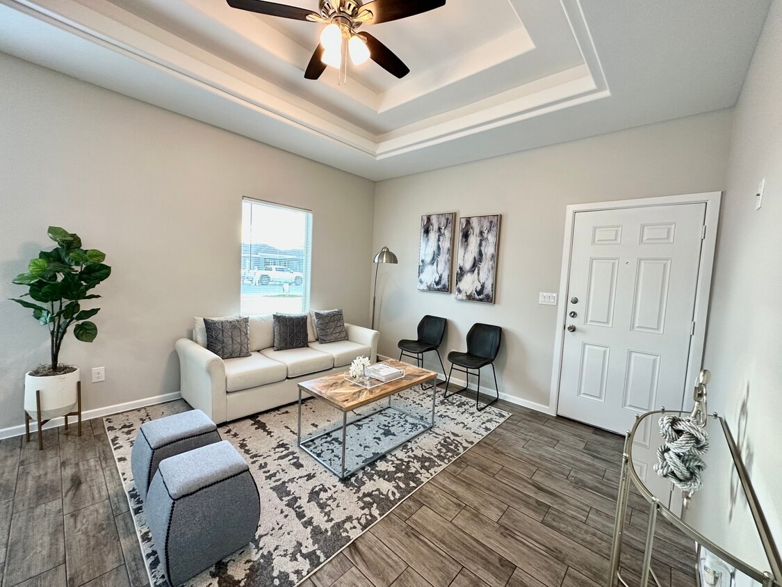 Building Photo - 722 S Stewart Blvd