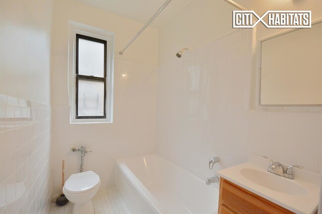 Foto del edificio - 3000 Valentine Ave