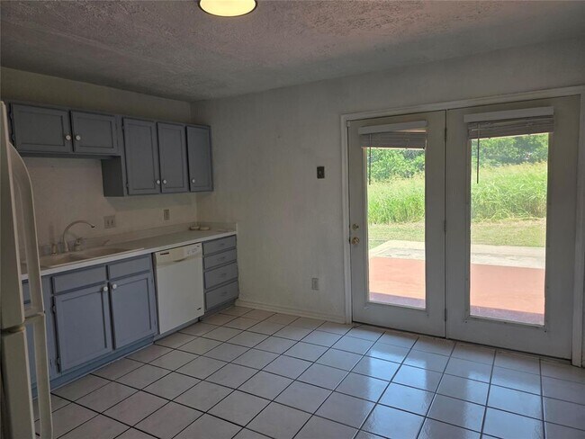 Building Photo - 635 Sinclair Dr