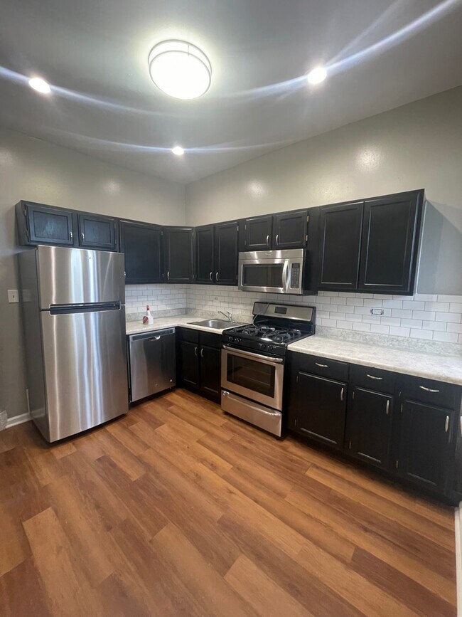 Kitchen - 4723 S Champlain Ave