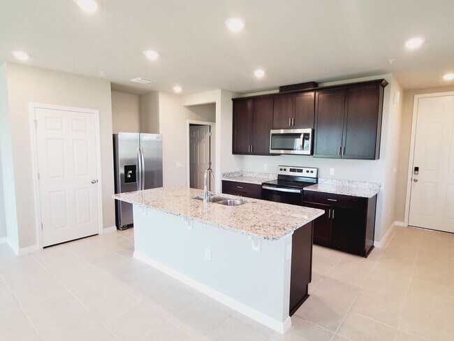 Building Photo - Beautiful 3BR/2.5BA Townhouse in Greens at...