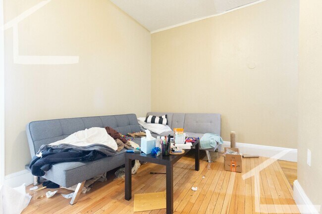 Foto del edificio - Well priced 3 bed in Coolidge Corner.... Don't miss out....